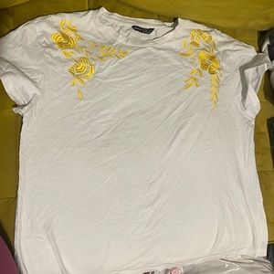 2 bundled Woman’s embroidered tshirts LG